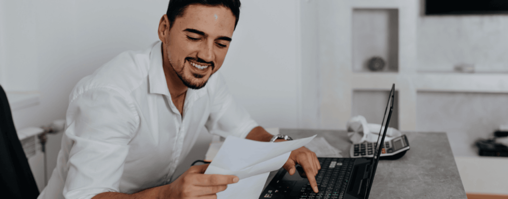 Man bekijkt factuur met een glimlach – 10 tips om sneller betaald te krijgen met Bjorn Lunden