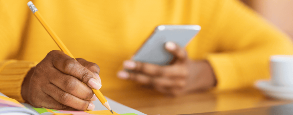 Persoon maakt aantekeningen en gebruikt smartphone – efficiënte administratie met Bjorn Lunden