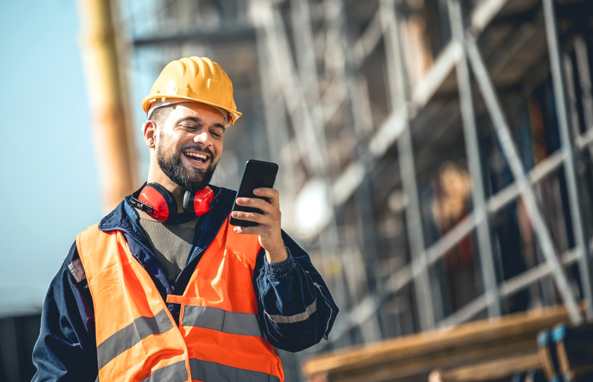 Bild på kvinna som arbetar med hållbarhetsredovisning