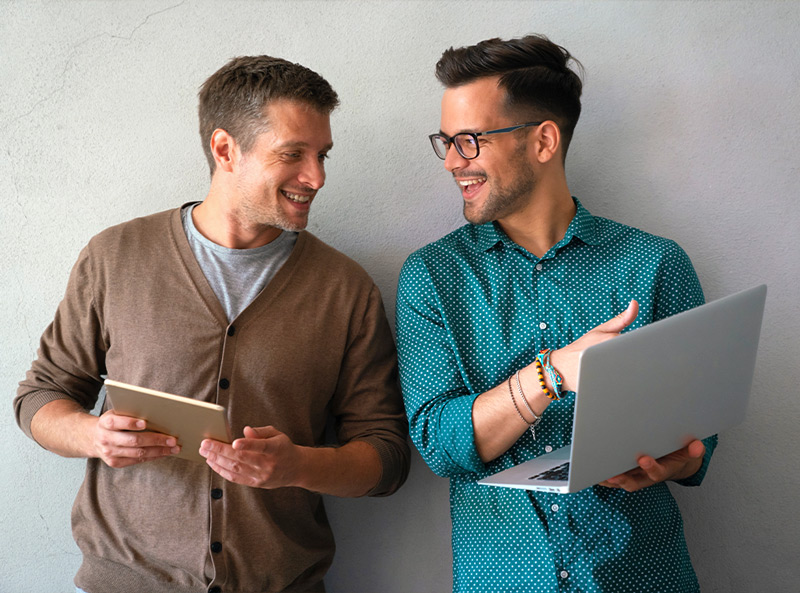 Bild på kvinna som arbetar med hållbarhetsredovisning