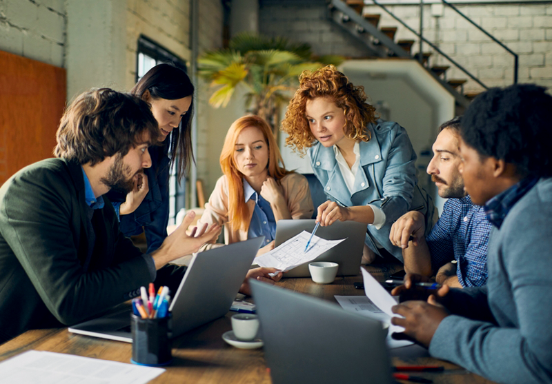 Bild på kvinna som arbetar med hållbarhetsredovisning