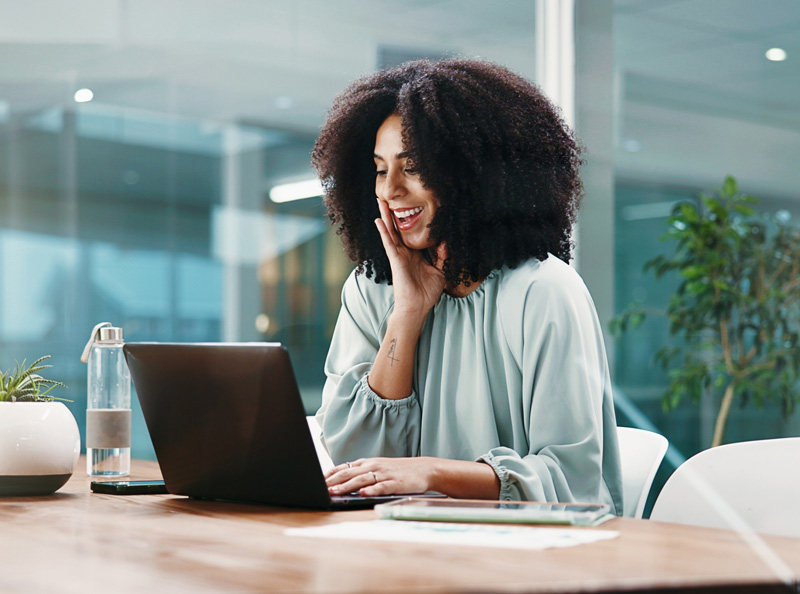 Bild på kvinna som arbetar med hållbarhetsredovisning