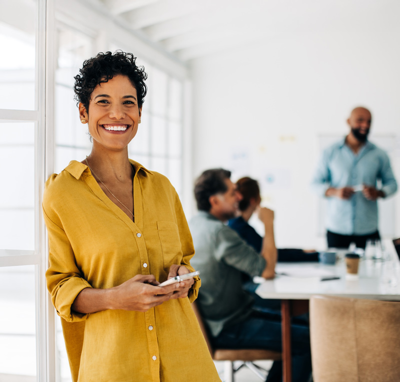 Bild på glad kvinna på redovisningskontor
